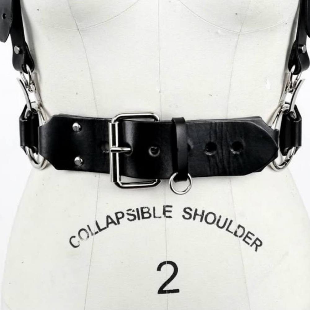 Zana Bayne hunter harness belt